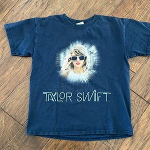 Taylor Swift “1989” World Tour T shirt Youth L